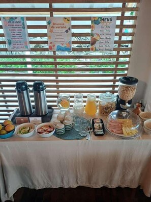 Melayani sarapan, makan siang, dan makan malam