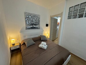 2 chambres, fer et planche à repasser, Wi-Fi, draps fournis