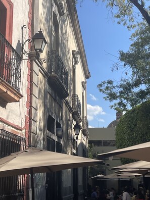 Vista frontal de la propiedad
