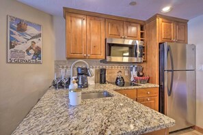 Réfrigérateur, plaque de cuisson, lave-vaisselle, cafetière/bouilloire