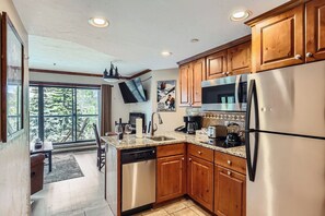 ثلاجة، موقد طهي مسطح، غسالة أطباق، ماكينة لصنع القهوة/الشاي