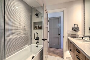 Sèche-cheveux, serviettes fournies