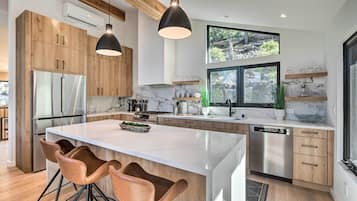 Fridge, microwave, stovetop, dishwasher