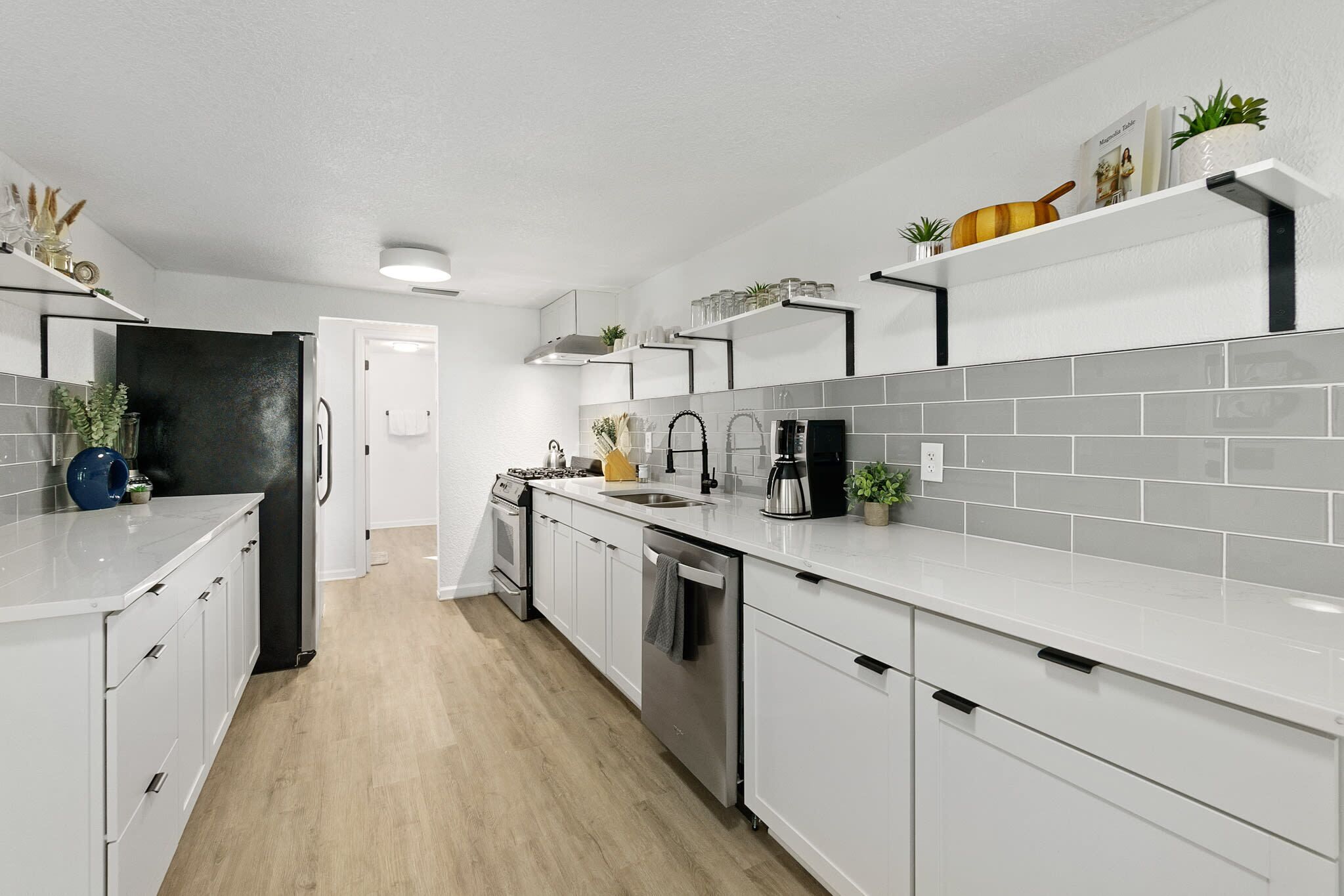 Réfrigérateur, micro-ondes, four, plaque de cuisson