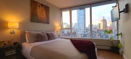 2 bedrooms, iron/ironing board, WiFi, bed sheets. Charming Dwelling Downtown Vancouver