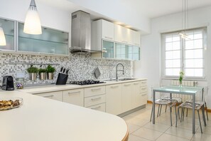 Frigorifero, microonde, forno, piano cottura