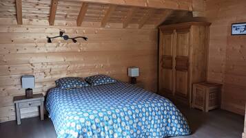 2 bedrooms, iron/ironing board, travel cot, free WiFi