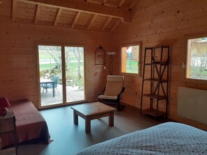 2 slaapkamers, een strijkplank/strijkijzer, reisbedje, gratis wifi