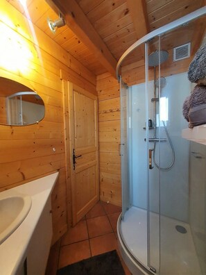 Dusche, Haartrockner, Seife, Toilettenpapier