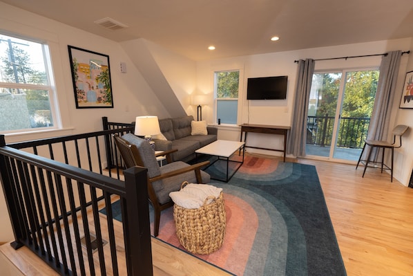 Smart TV, offices, computer monitors - Charming 2BR Retreat: Private, WiFi, Parking—Now Offering Mid-Term Rentals! (Missoula)