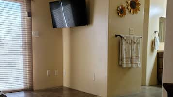 4 bedrooms, iron/ironing board, WiFi, bed sheets