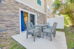 Outdoor dining - Oceans 25 Townhomes #115 & #116 - Directly Across from Ocean - 6BR/4.5BA (Daytona Beach Shores)