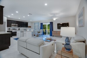 TV - Oceans 25 Townhomes #115 & #116 - Directly Across from Ocean - 6BR/4.5BA (Daytona Beach Shores)