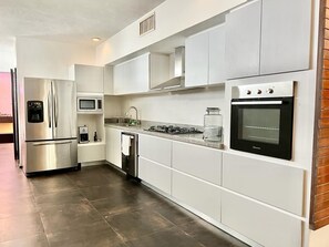 Een koelkast, een magnetron, een oven, een kookplaat