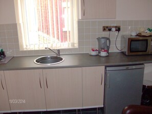 Cookware/dishes/utensils - Studio opposite Pleasure Beach (Blackpool)
