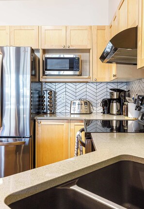 Kühlschrank, Mikrowelle, Ofen, Herdplatte