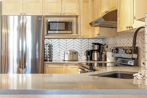 Geladeira, micro-ondas, fogão, cooktop