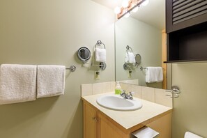 Bañera, secador de pelo, toallas y jabón