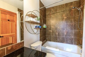 Bañera, artículos de tocador ecológicos, secador de pelo, toallas