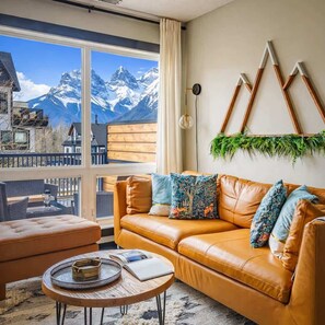 Smart TV, fireplace - "Alpine Oasis" at Alpine Village (Canmore)