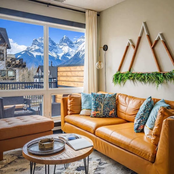 Smart-TV, Kamin, Bücher