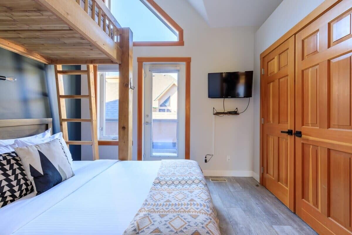 2 habitaciones, tabla de planchar con plancha y cuna de viaje 