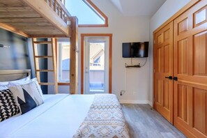 2 habitaciones, tabla de planchar con plancha y cuna de viaje 