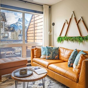 Smart TV, chimenea y libros