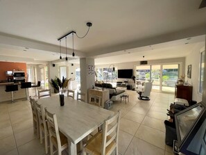 Dining - Villa des Pins, beautiful family home, near Aix en Provence, 8 people (Lambesc)