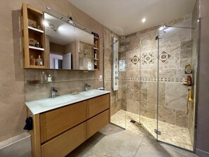 Bathtub, hair dryer, towels - Villa des Pins, beautiful family home, near Aix en Provence, 8 people (Lambesc)