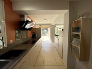 Køleskab, mikrobølgeovn, ovn, kogeplade