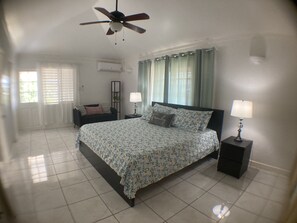 4 habitaciones, tabla de planchar con plancha y cuna de viaje 