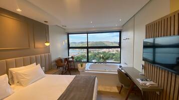 Suite Luxo com hidromassagem | 高級寝具、ピロートップベッド、デスク、ノートパソコン用作業スペース