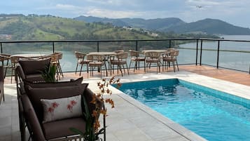 屋外プール、営業時間 10:00 ~ 22:00、サンラウンジャー