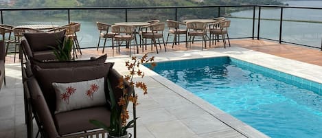 Piscine extérieure, chaises longues
