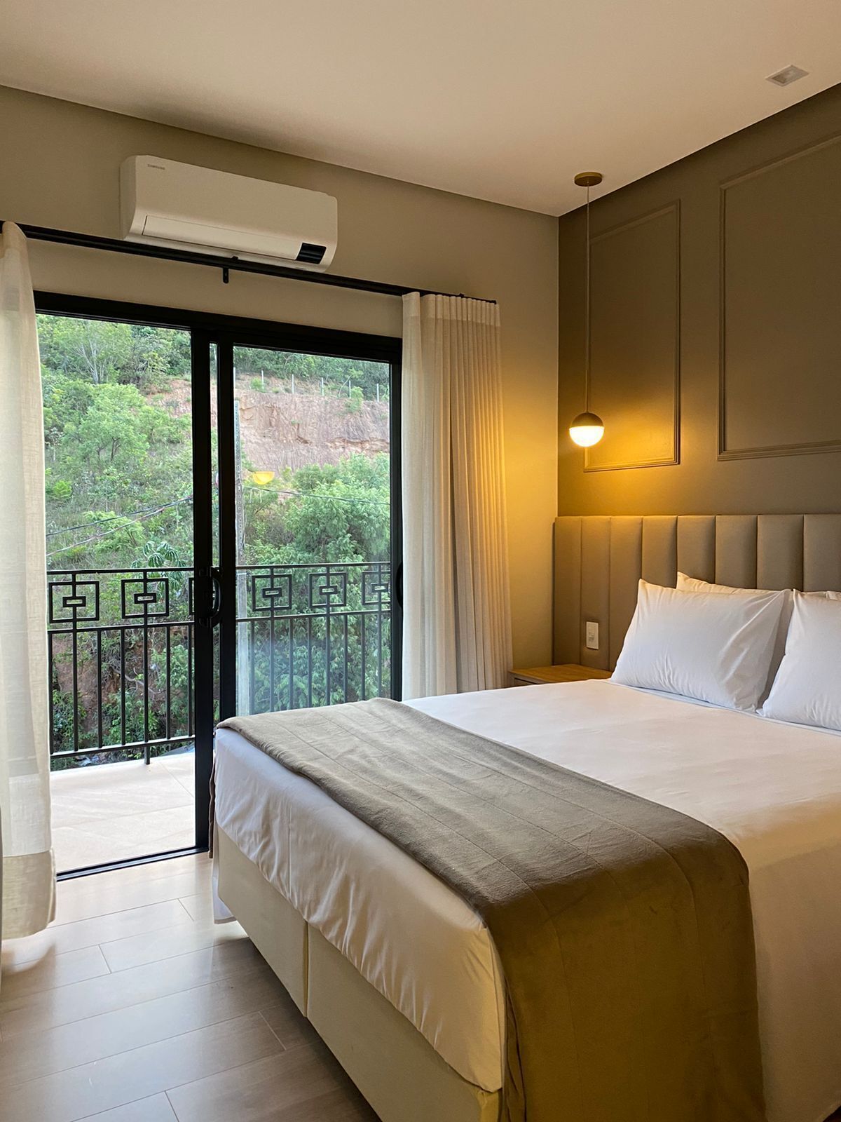 Ropa de cama de alta calidad, colchones con pillow-top y escritorio 