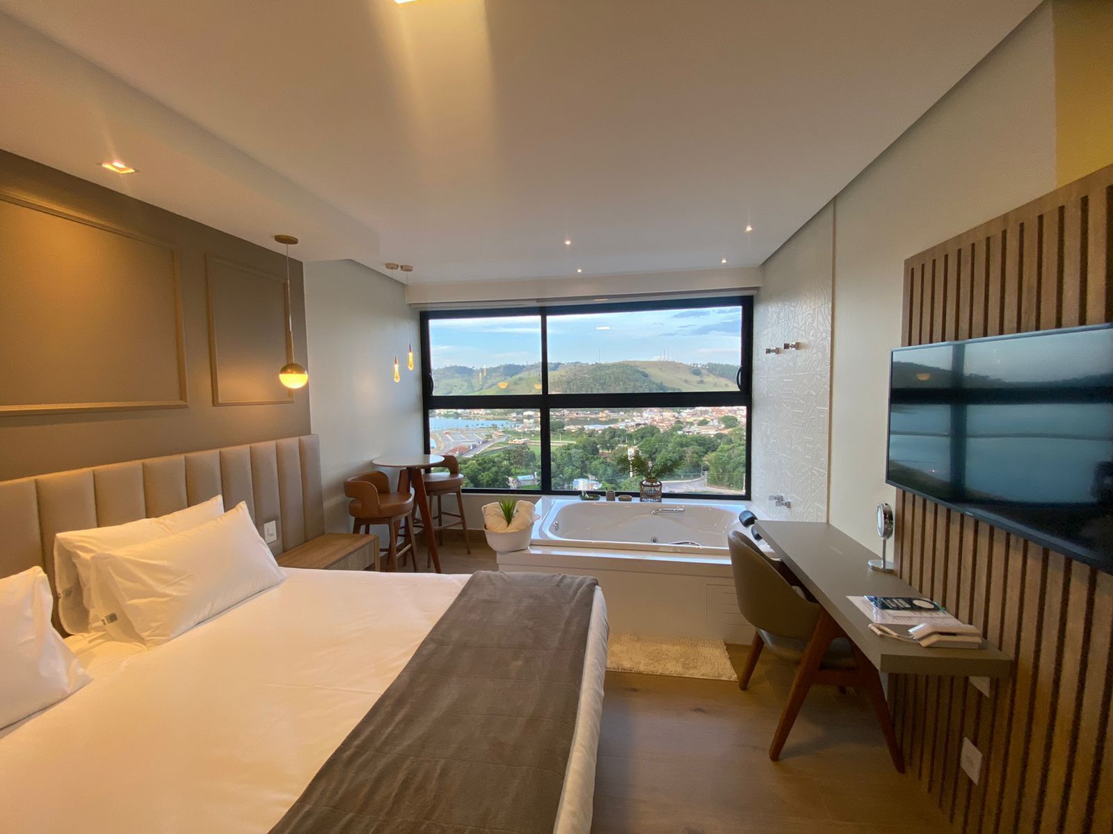 Ropa de cama de alta calidad, colchones con pillow-top y escritorio 