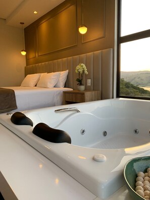 Super luxo com hidromassagem | Bain à remous privé