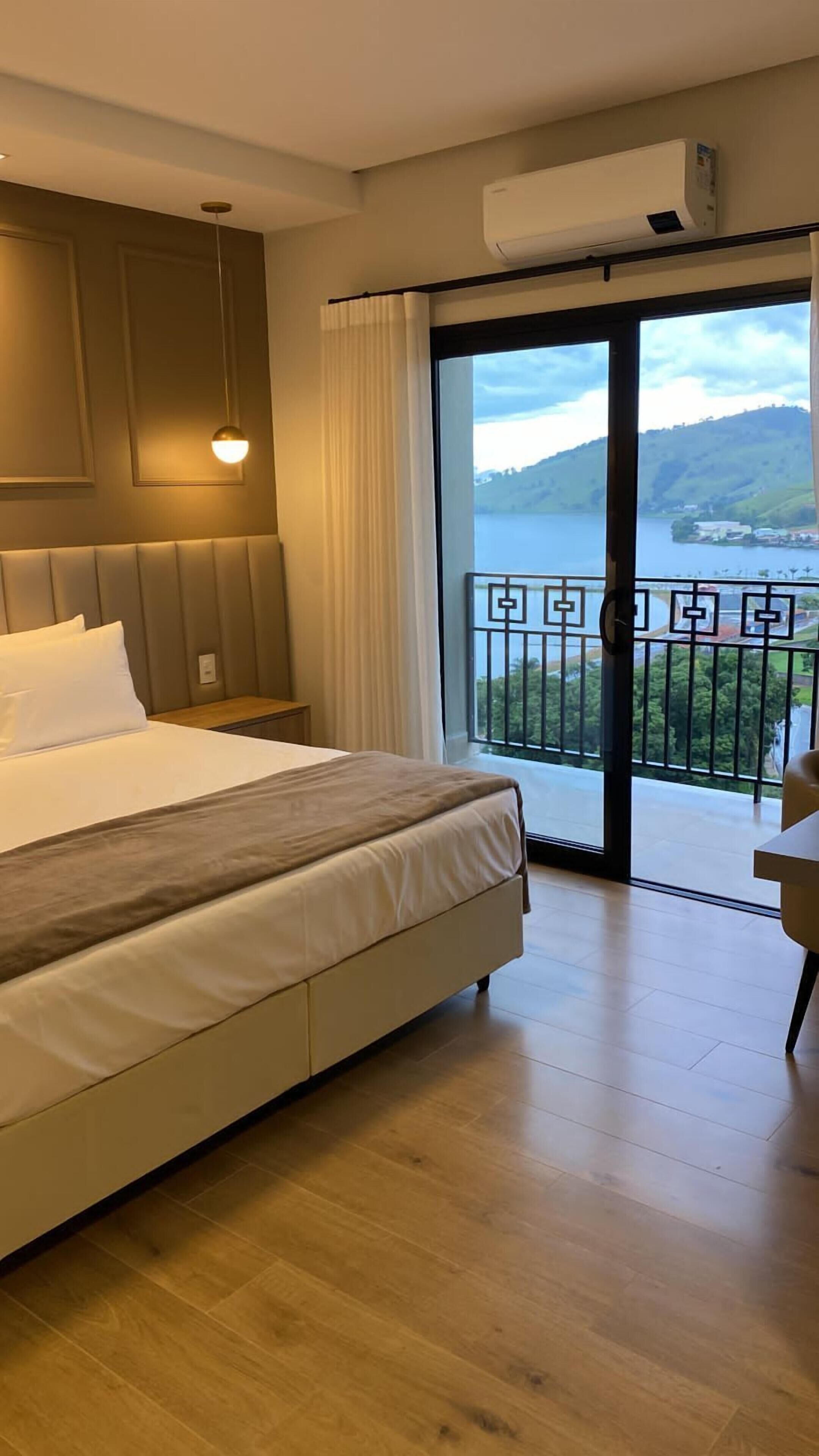 Ropa de cama de alta calidad, colchones con pillow-top y escritorio 