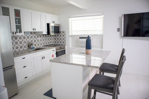 Pet Friendly Half-Duplex Cottage with kayaks and 40' Slip Option at Marina