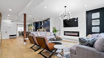 Een smart-tv, een open haard en een stereo