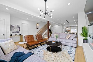 Smart TV, chimenea y estéreo 