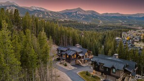 Exterior - Luxury Home w/ Mountain Views + Hot Tub + Close to Skiing - Retiro del Rio (Breckenridge)