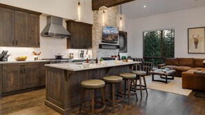 Fridge, microwave, oven, stovetop - Luxury Home w/ Mountain Views + Hot Tub + Close to Skiing - Retiro del Rio (Breckenridge)