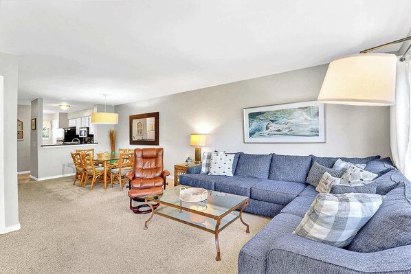 TV - Walk to the Beach Springwood Villa Retreat (Hilton Head Island)