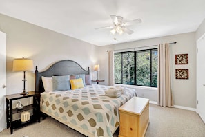 2 bedrooms, iron/ironing board, travel cot, WiFi - Walk to the Beach Springwood Villa Retreat (Hilton Head Island)