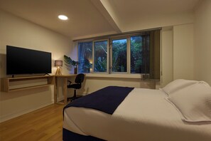 1 Schlafzimmer, Zimmersafe, Schreibtisch, Bügeleisen/Bügelbrett