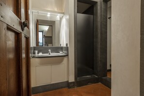 時尚公寓 | 浴室 | 淋浴設備、免費梳洗用品、風筒、坐浴桶