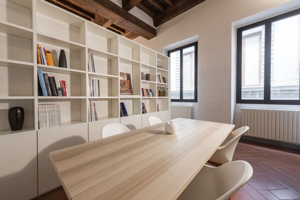 Appartamento Design | Area soggiorno | TV a schermo piatto 40 pollici con canali digitali, TV