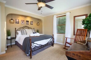 3 makuuhuonetta, työpöytä, silitysrauta/-lauta, ilmainen Wi-Fi